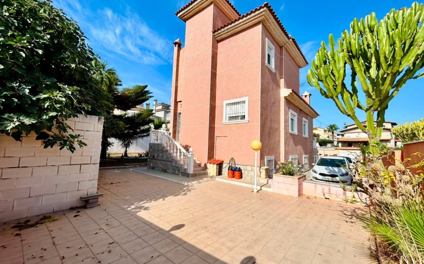 Herverkoop - Villa -
Orihuela - Inland