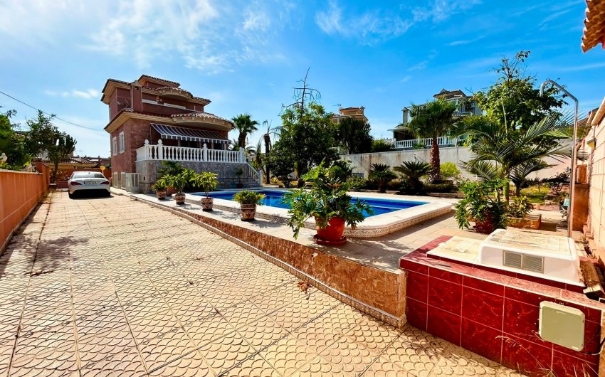 Herverkoop - Villa -
Orihuela - Inland