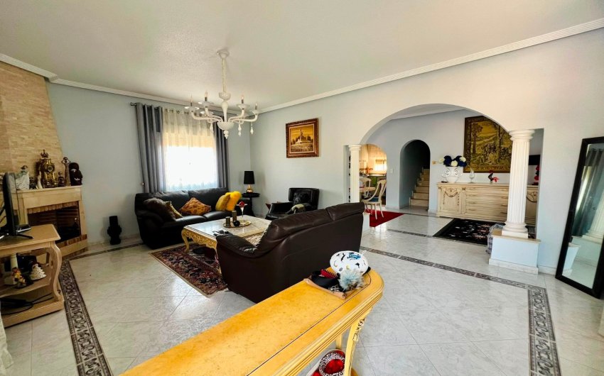 Herverkoop - Villa -
Orihuela - Inland