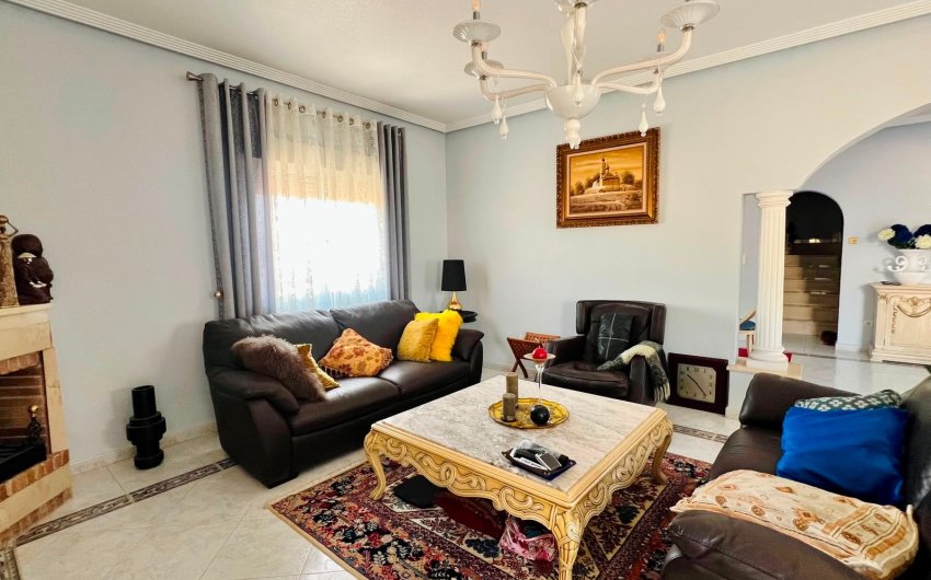 Herverkoop - Villa -
Orihuela - Inland