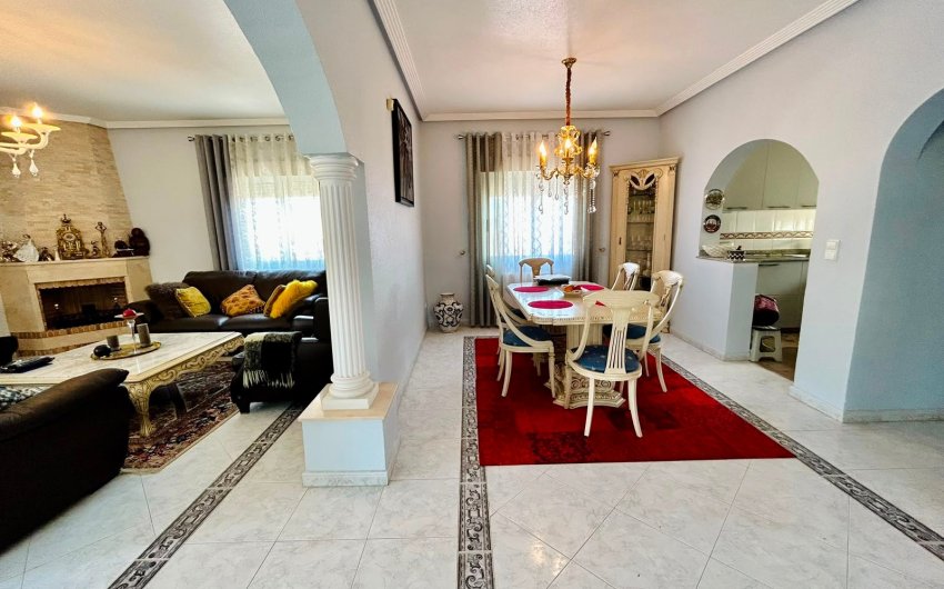 Herverkoop - Villa -
Orihuela - Inland
