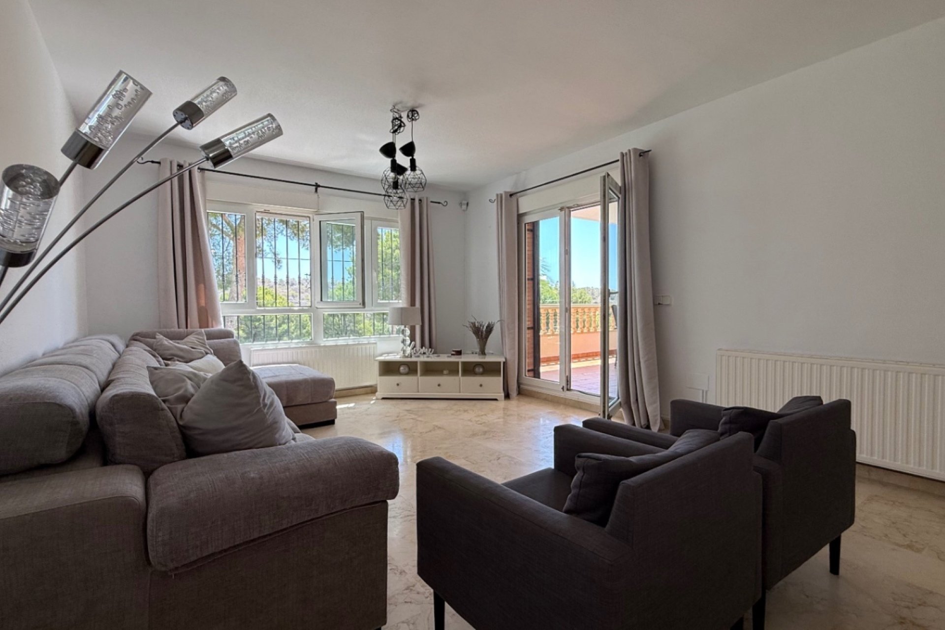 Herverkoop - Villa -
Orihuela - Inland