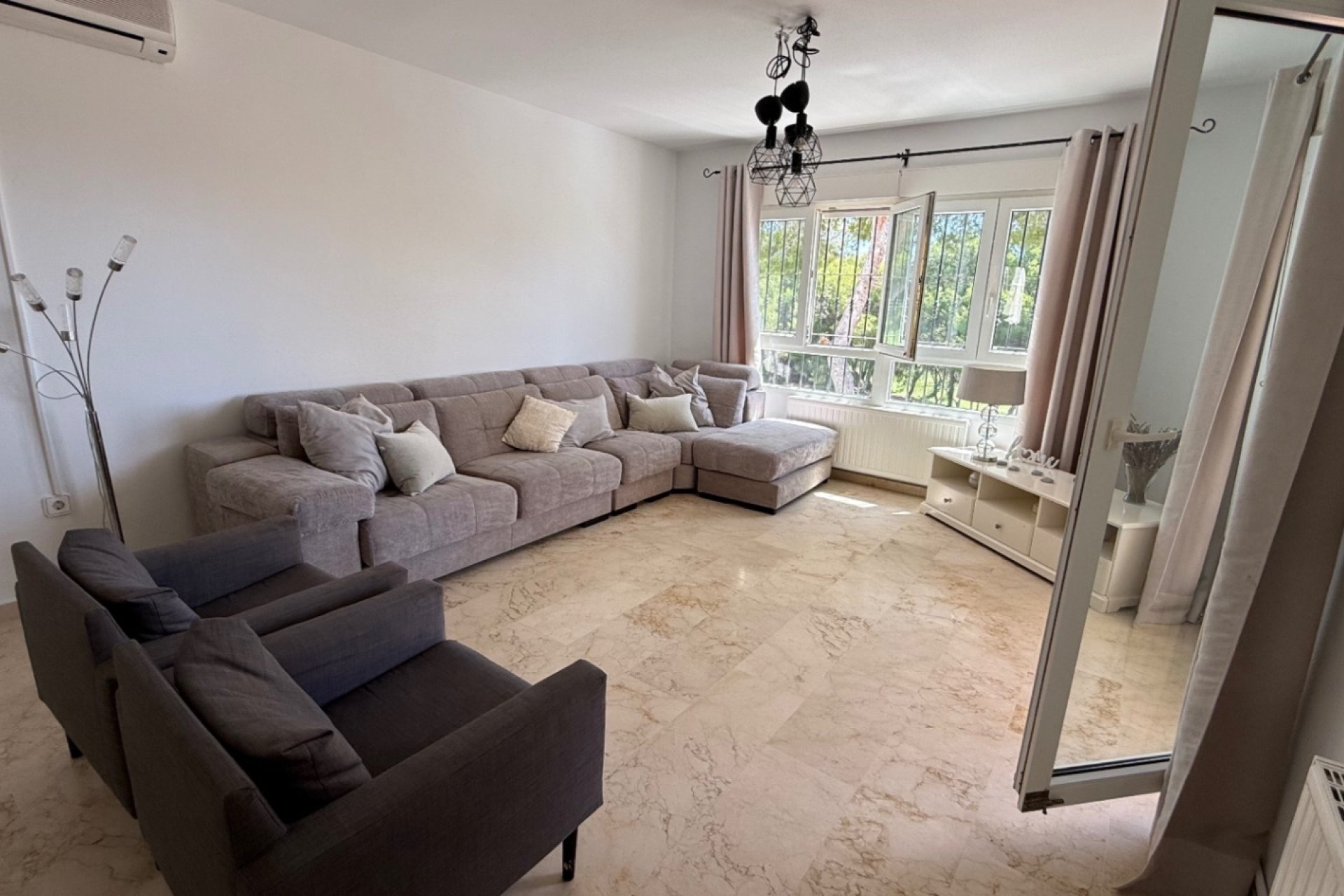 Herverkoop - Villa -
Orihuela - Inland