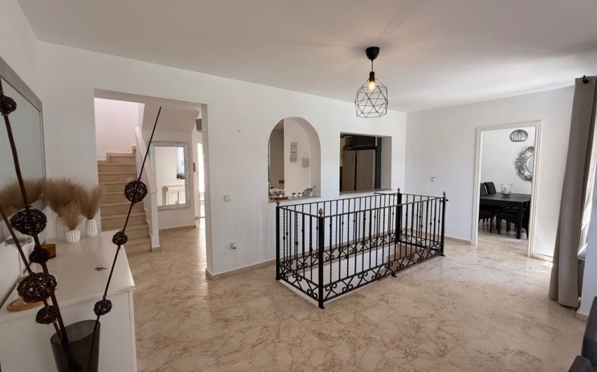 Herverkoop - Villa -
Orihuela - Inland