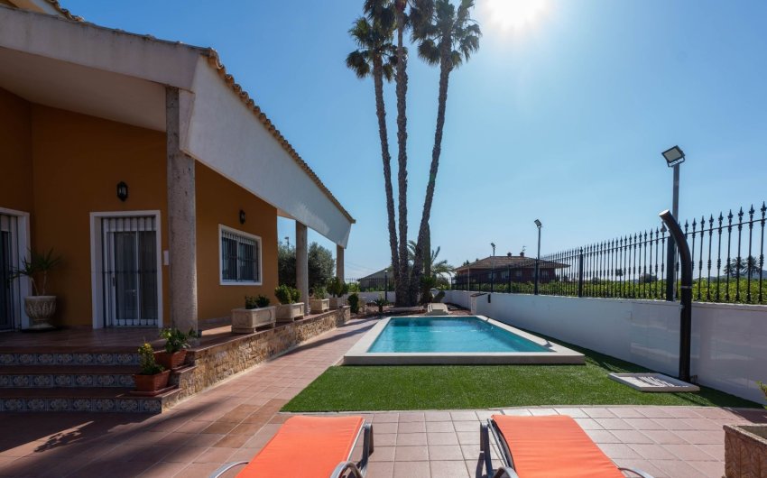 Herverkoop - Villa -
Orihuela - Inland