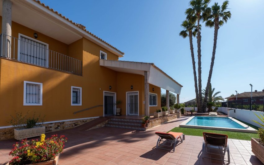 Herverkoop - Villa -
Orihuela - Inland