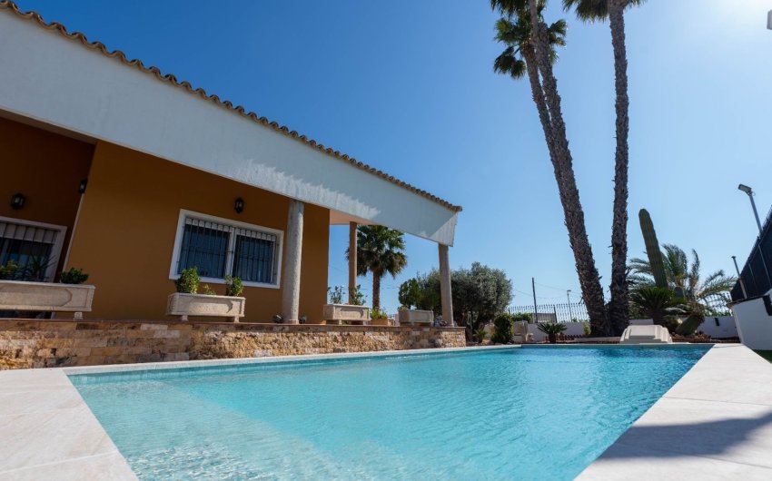 Herverkoop - Villa -
Orihuela - Inland