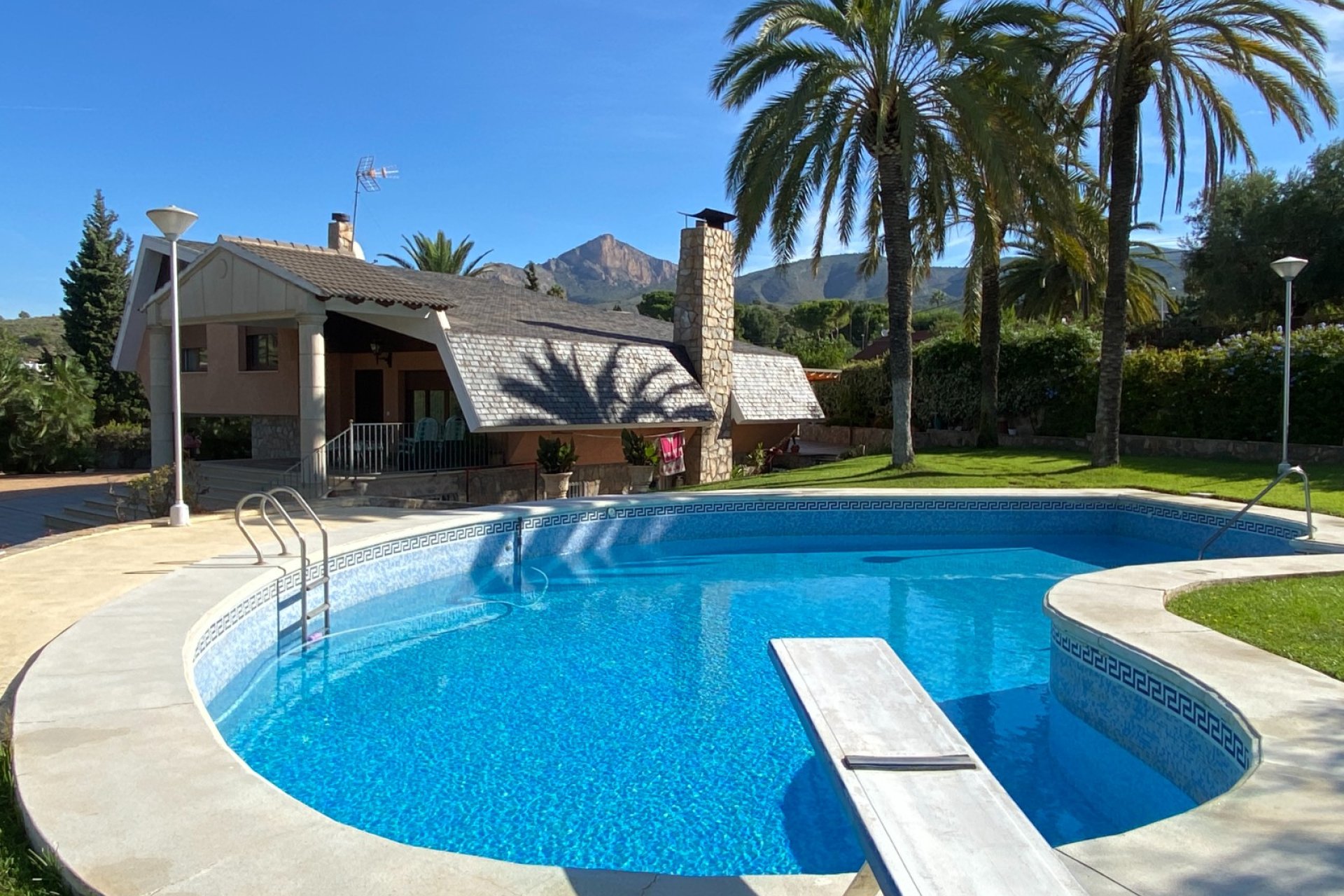 Herverkoop - Villa -
Petrer