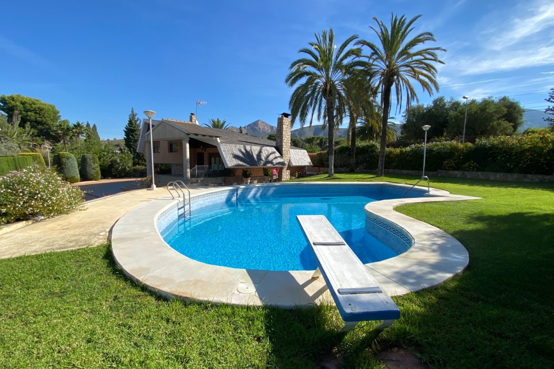 Herverkoop - Villa -
Petrer