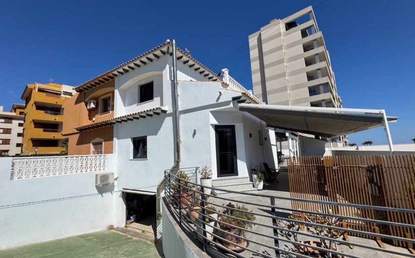 Herverkoop - Villa -
Punta Prima