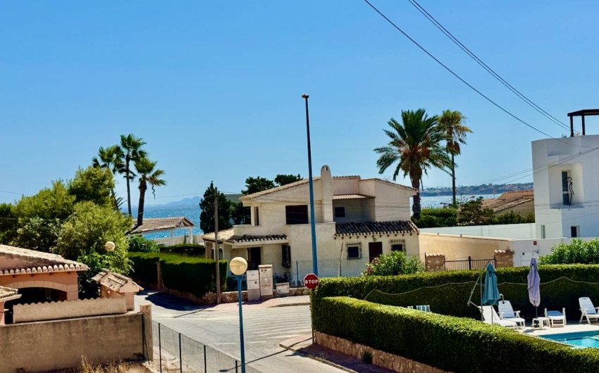 Herverkoop - Villa -
Punta Prima