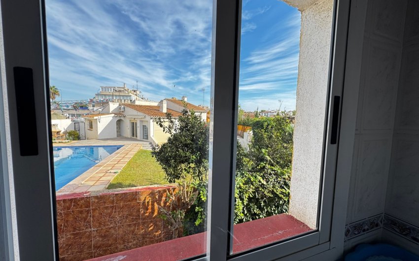 Herverkoop - Villa -
Punta Prima