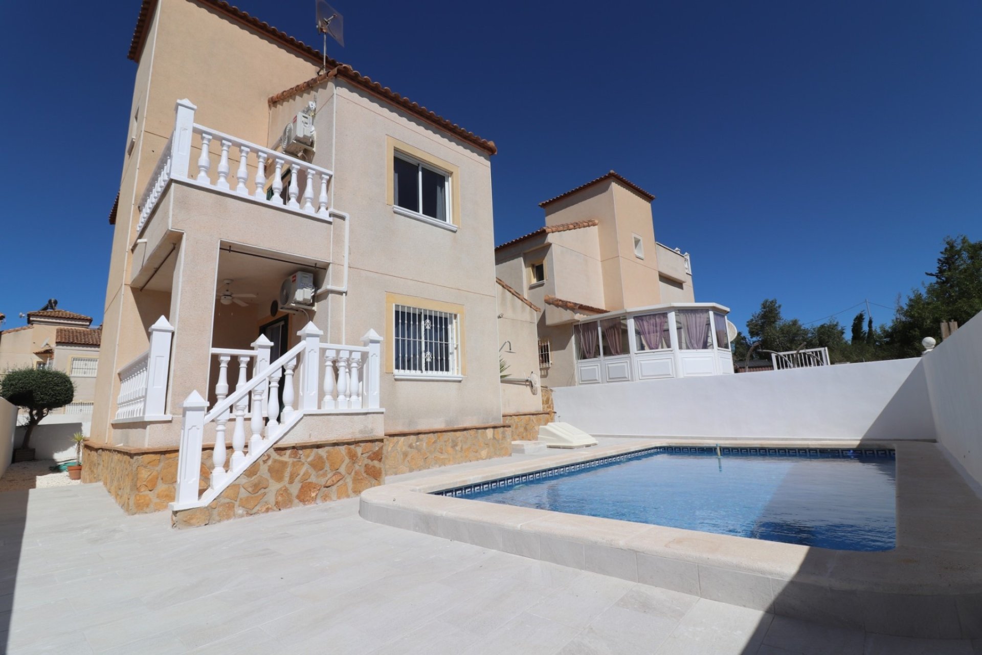 Herverkoop - Villa -
San Miguel de Salinas - Lake View Mansions