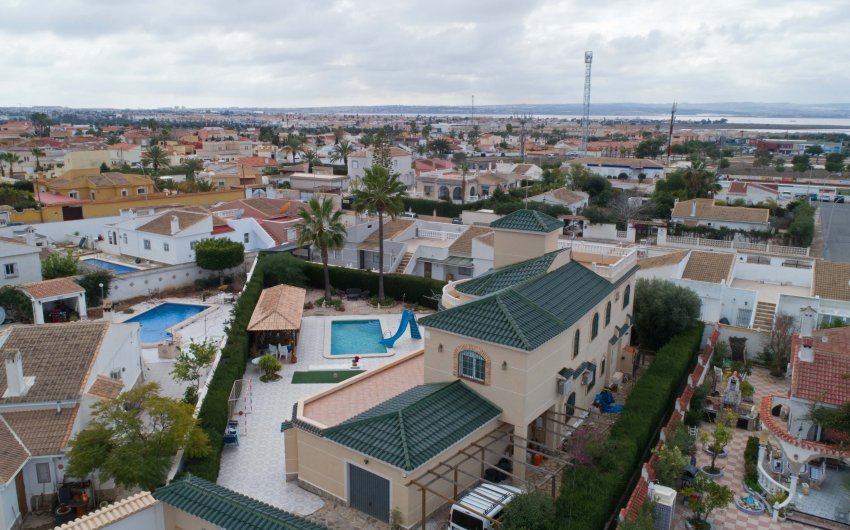 Herverkoop - Villa -
Torrevieja - El Chaparral