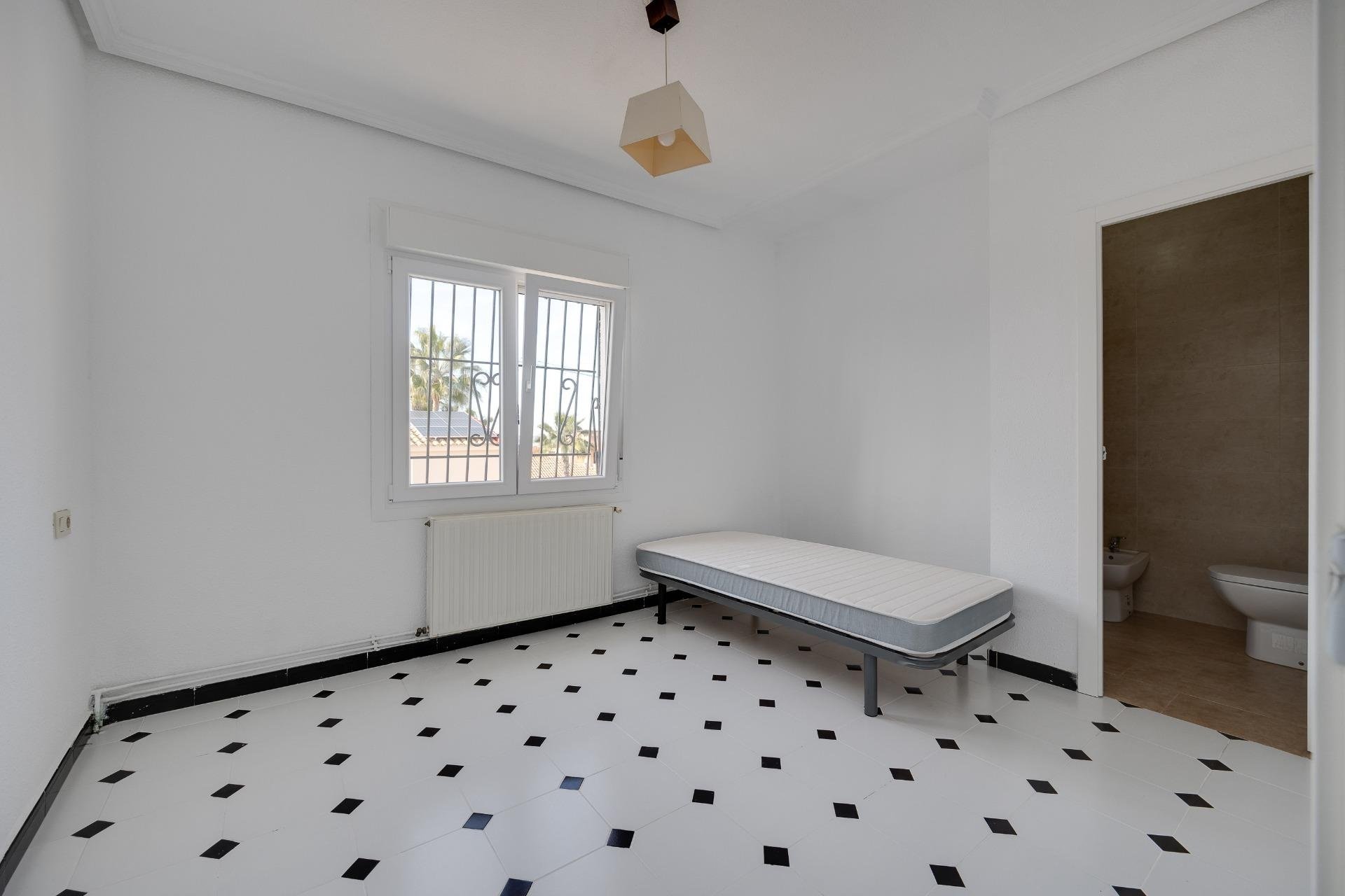 Herverkoop - Villa -
Torrevieja - La Siesta - El Salado - Torreta
