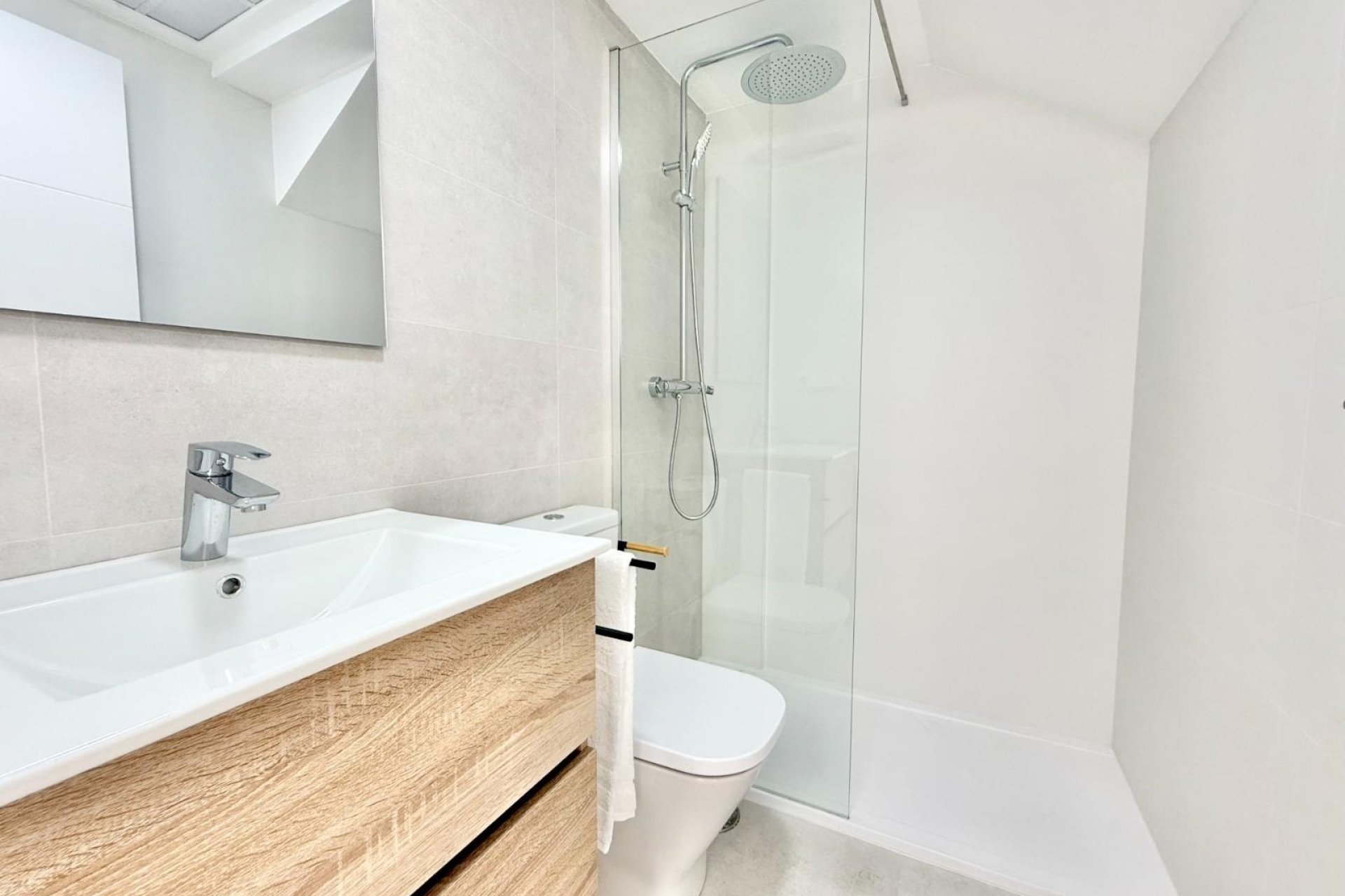 Obra nueva - Town House -
Cox - San Fernando