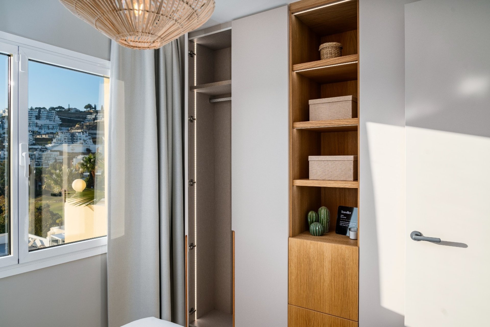 Resale - Apartment -
Benahavis - La Quinta