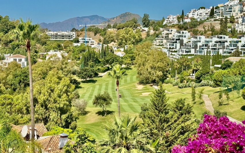 Resale - Apartment -
Benahavis - La Quinta