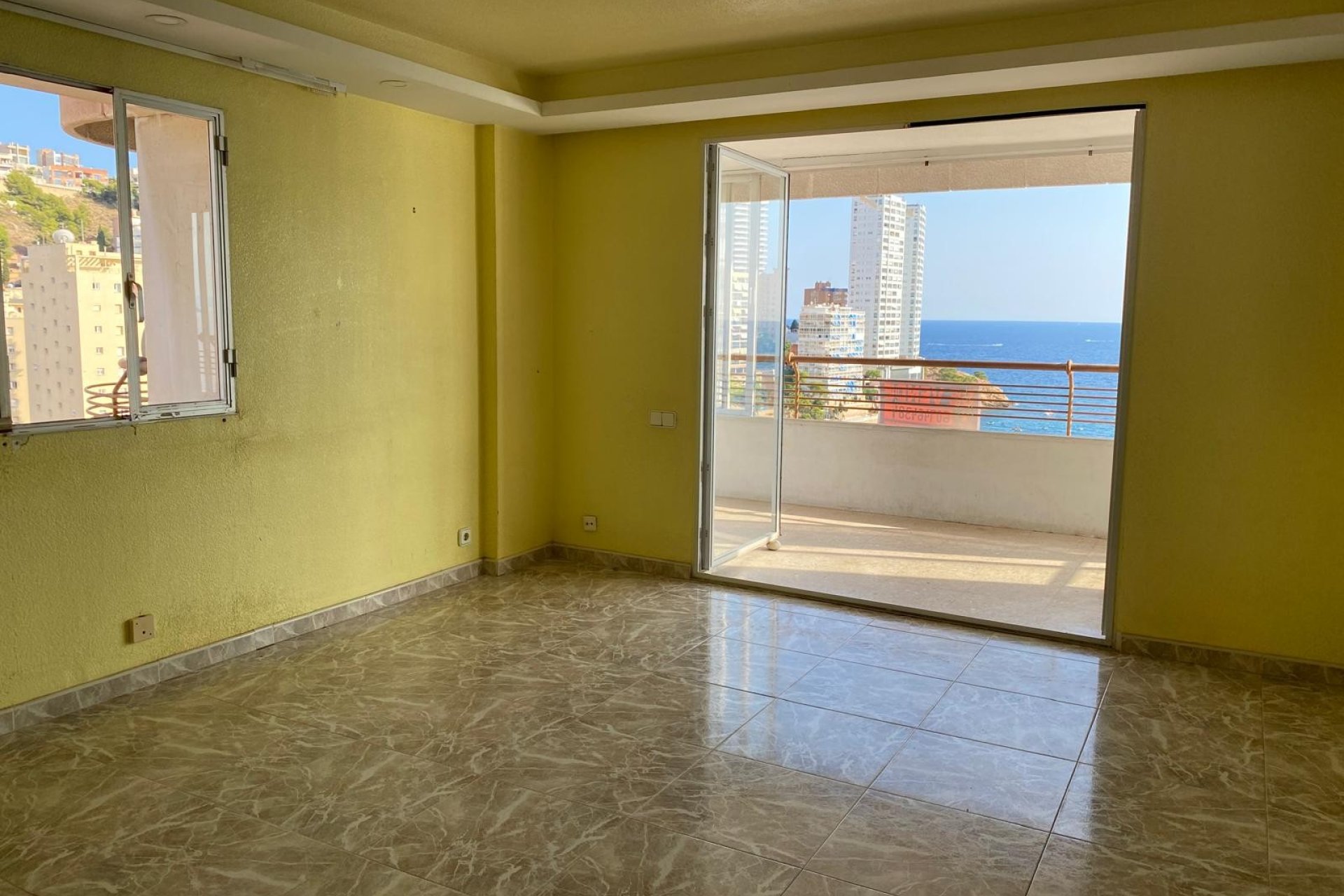 Resale - Apartment -
Benidorm - 1ª Linea De Playa