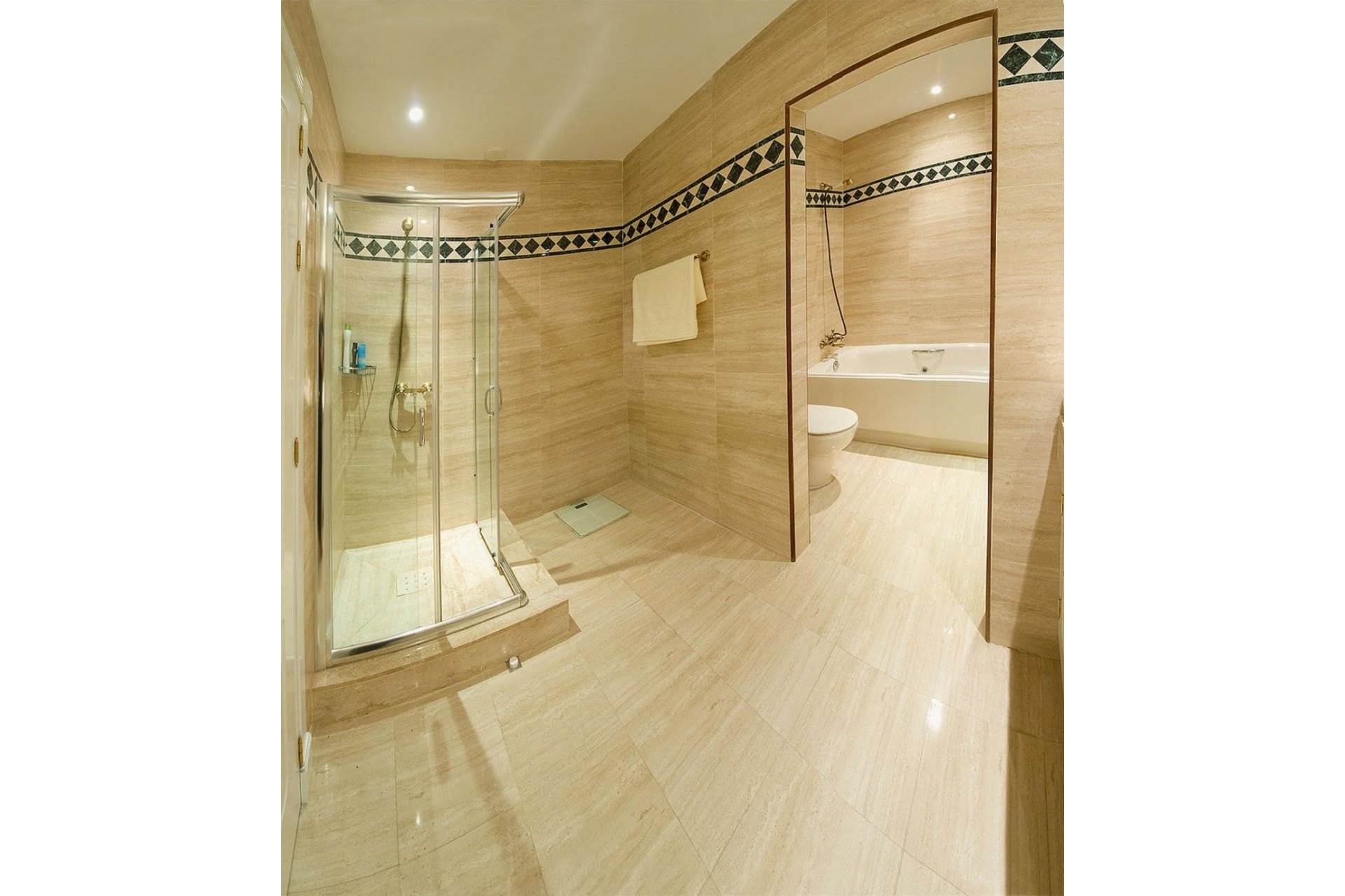 Resale - Apartment -
Nueva Andalucía - Costa del Sol