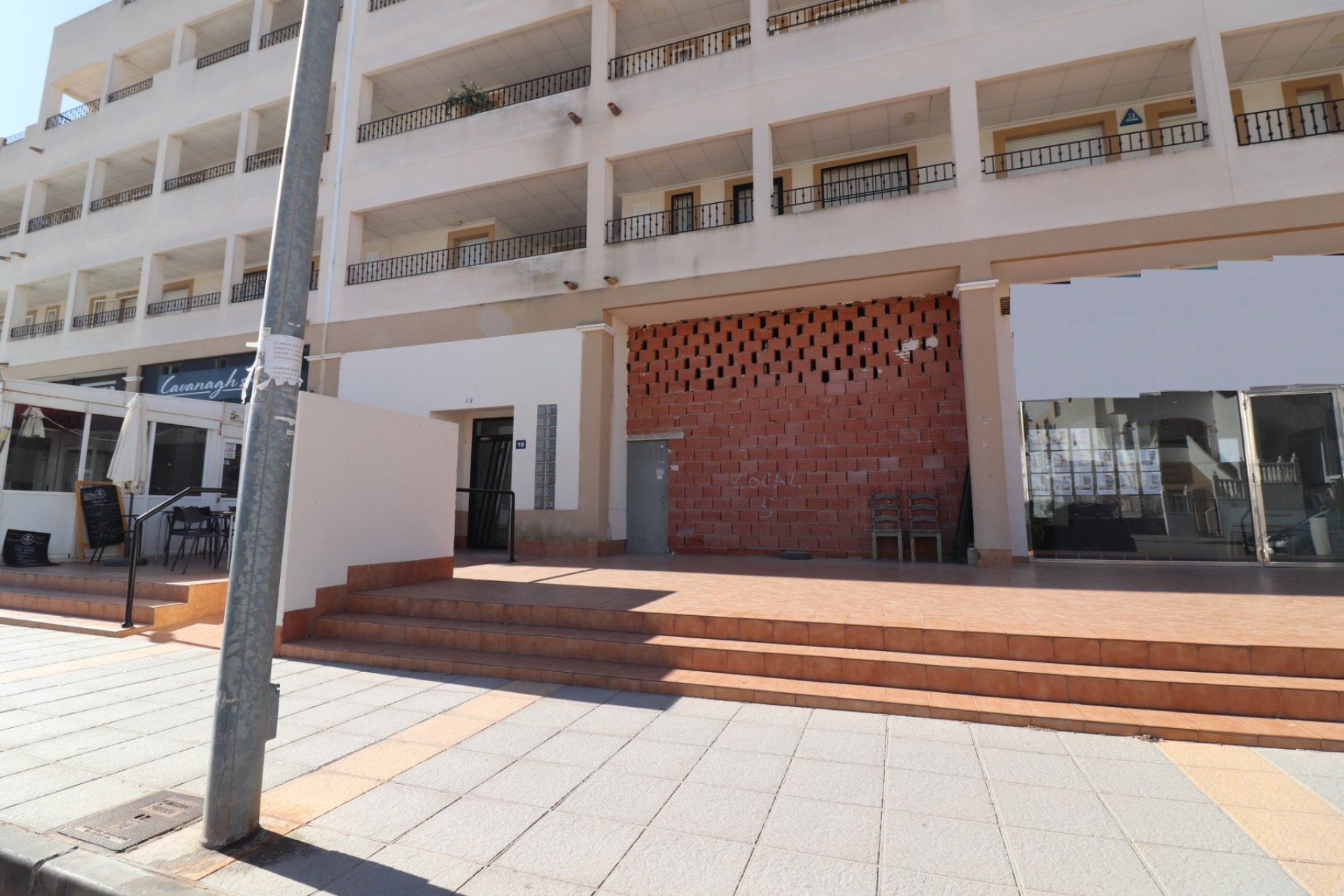 Resale - Commercial -
Los Montesinos - Laguna Green