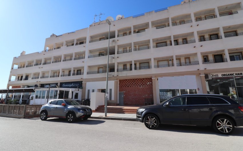 Resale - Commercial -
Los Montesinos - Laguna Green