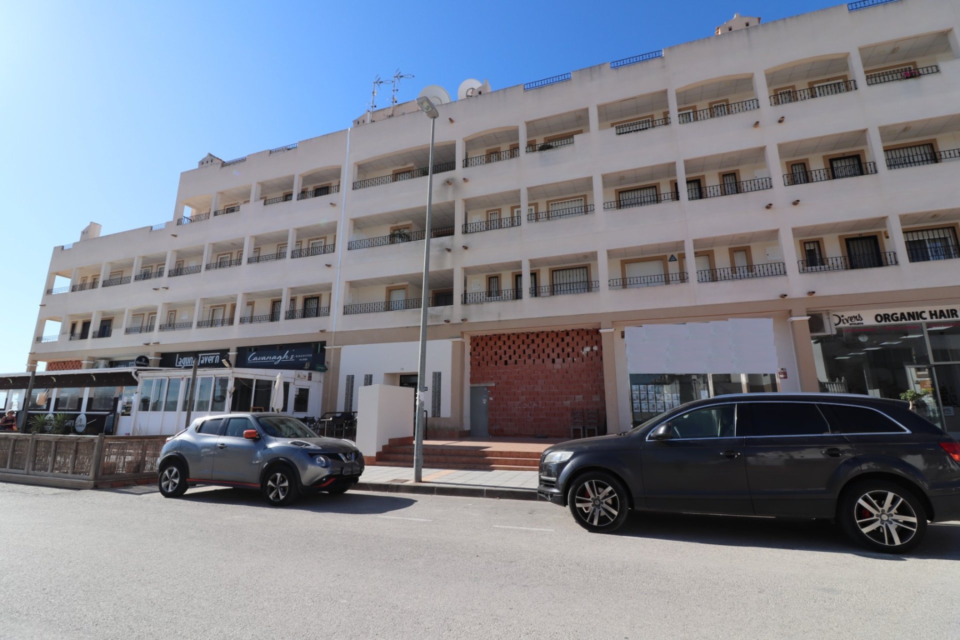 Resale - Commercial -
Los Montesinos - Laguna Green