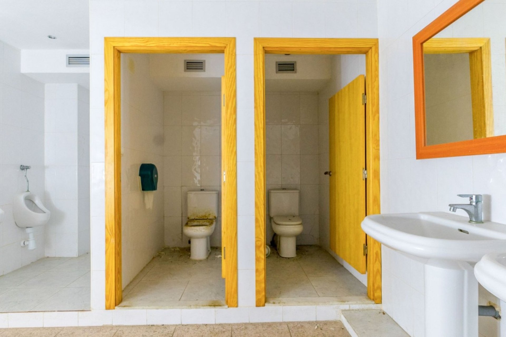 Resale - Commercial -
Torrevieja