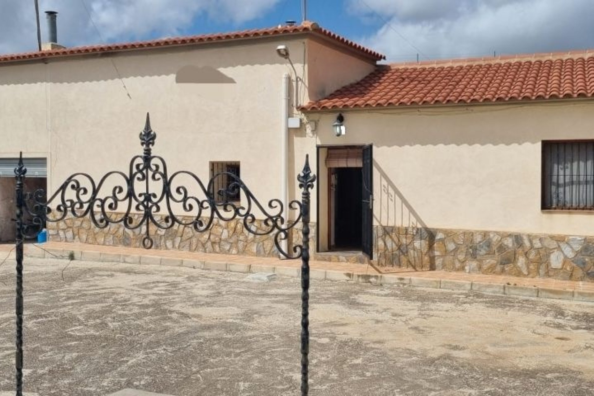 Resale - Country House -
Hondón de las Nieves - Inland