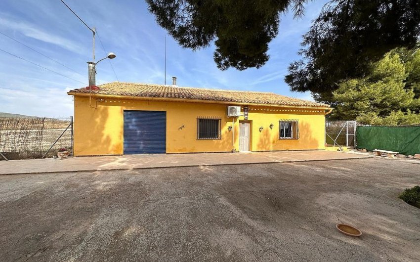 Resale - Country House -
Pinoso
