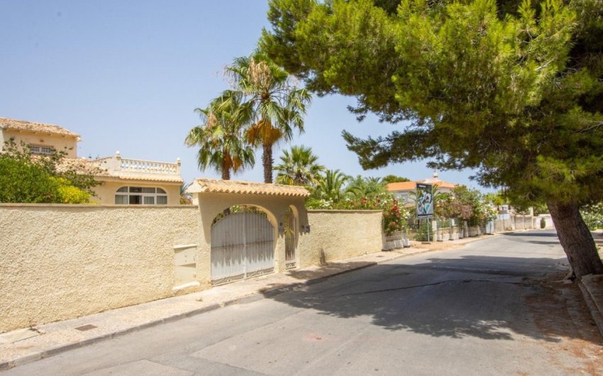 Resale - Land -
Orihuela Costa - La Zenia