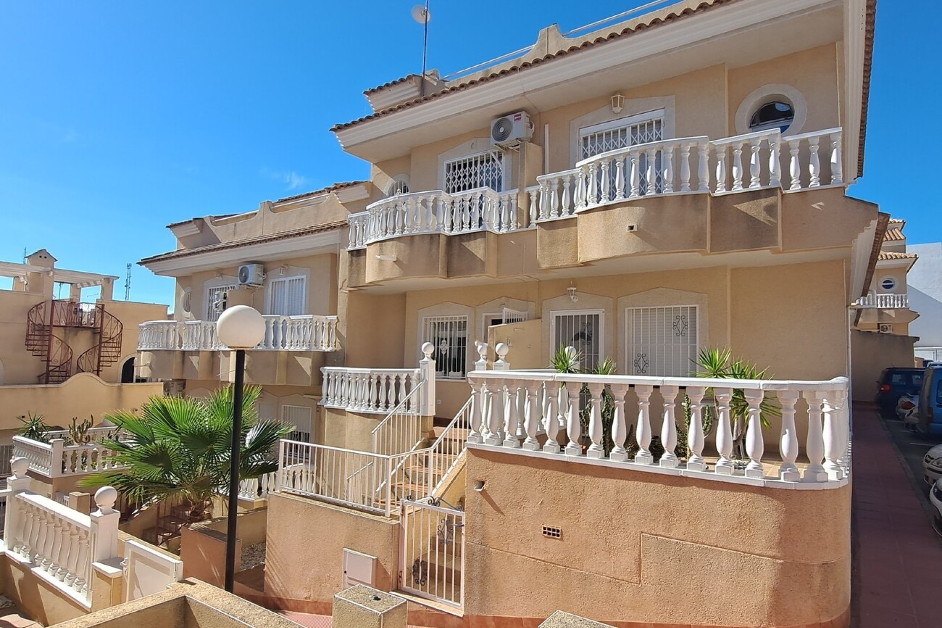 Resale - Town House -
Villamartin - Las filipinas