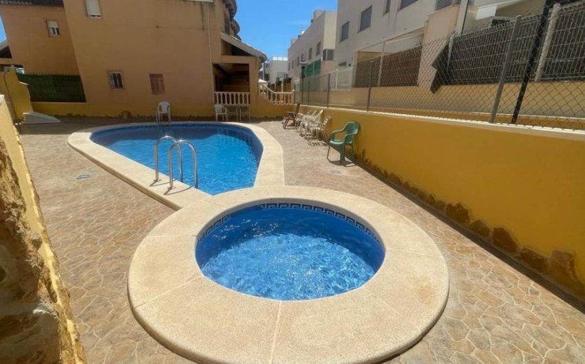 Resale - Townhouse -
Guardamar del Segura - Urbanizaciones