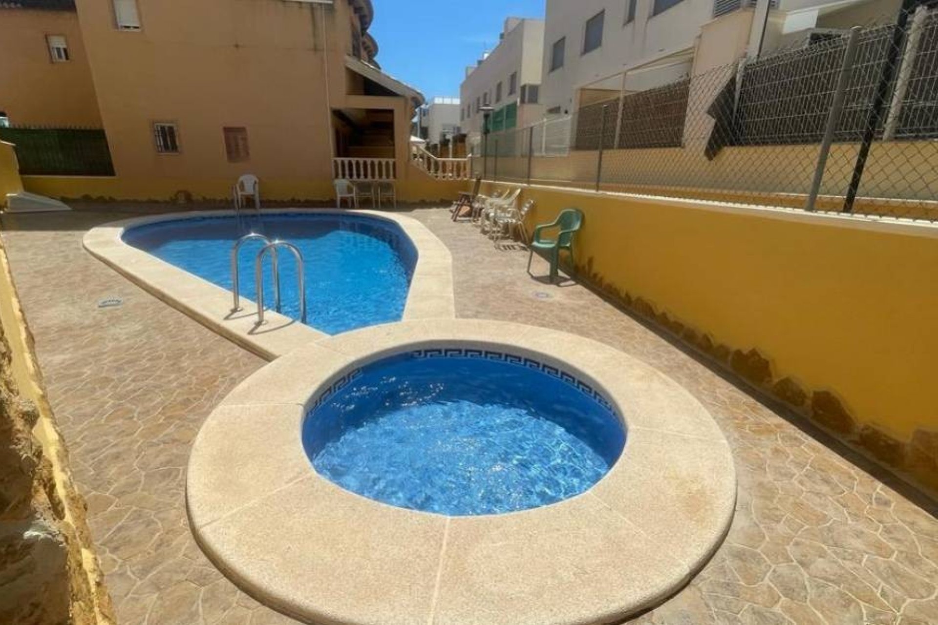 Resale - Townhouse -
Guardamar del Segura - Urbanizaciones