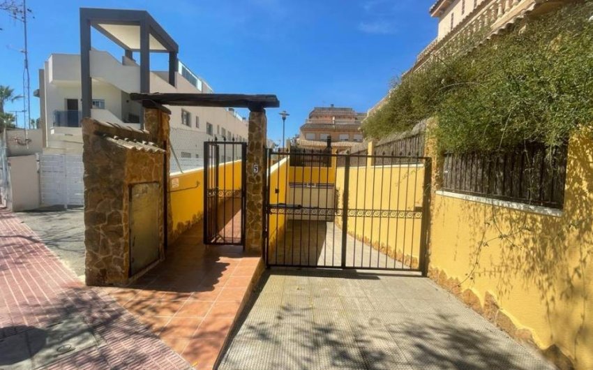 Resale - Townhouse -
Guardamar del Segura - Urbanizaciones