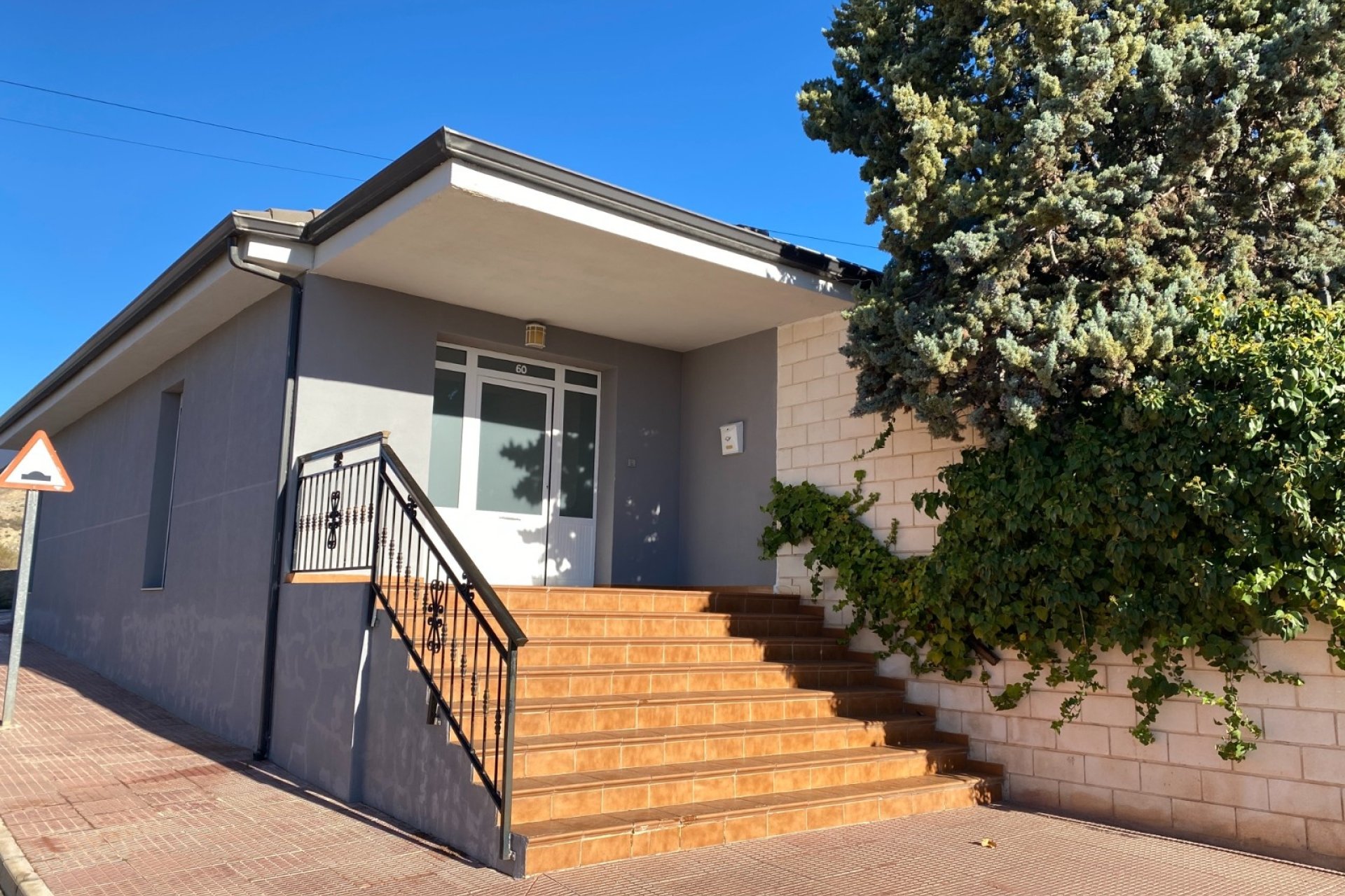 Resale - Townhouse -
Sax