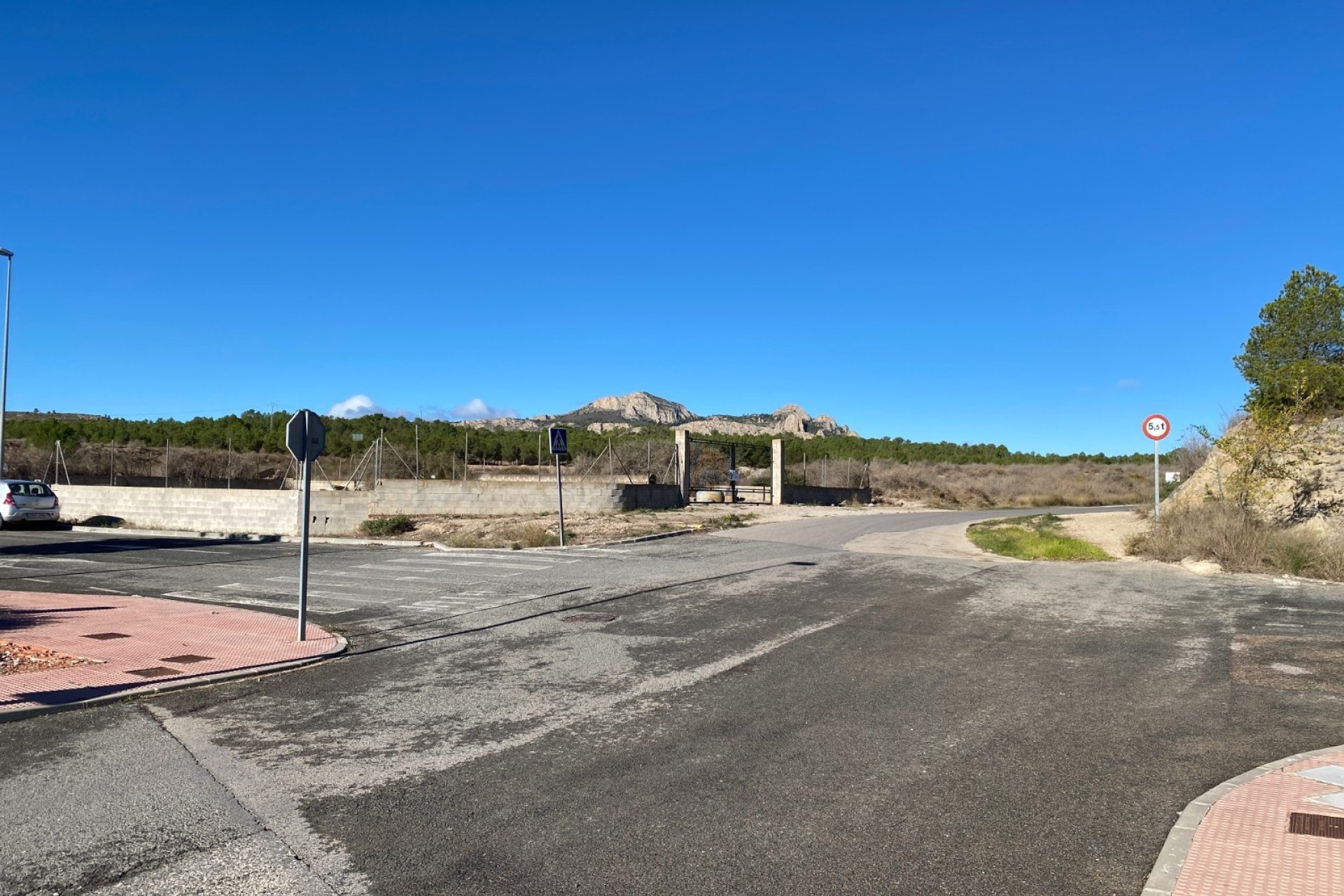 Resale - Townhouse -
Sax