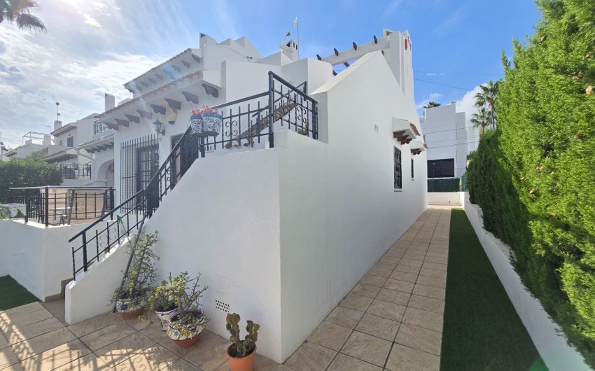 Resale - Townhouse * -
Villamartin * - Los Dolses *