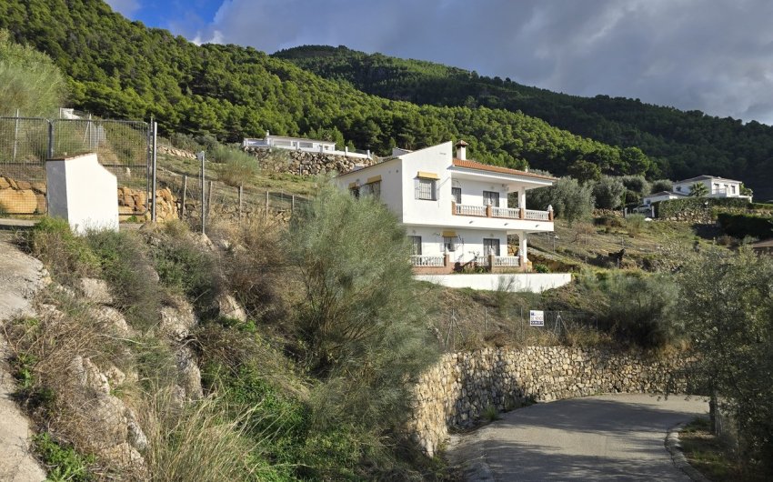 Resale - Villa -
Alcaucín - Inland