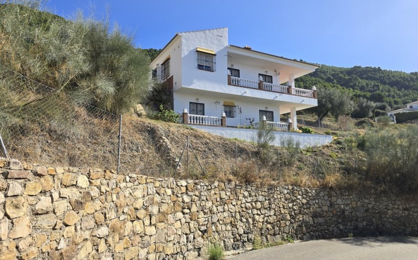 Resale - Villa -
Alcaucín - Inland