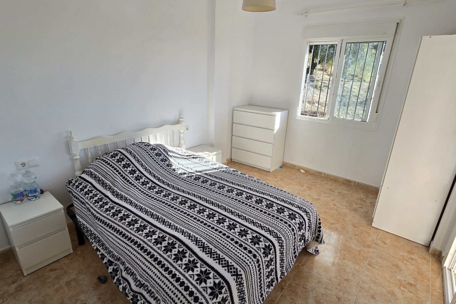 Resale - Villa -
Alcaucín - Inland