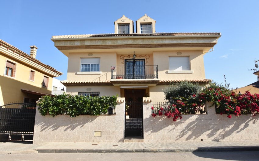 Resale - Villa -
Almoradí