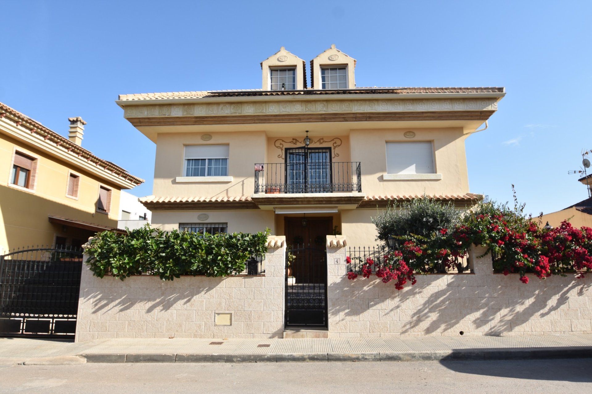 Resale - Villa -
Almoradí