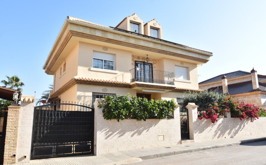 Resale - Villa -
Almoradí