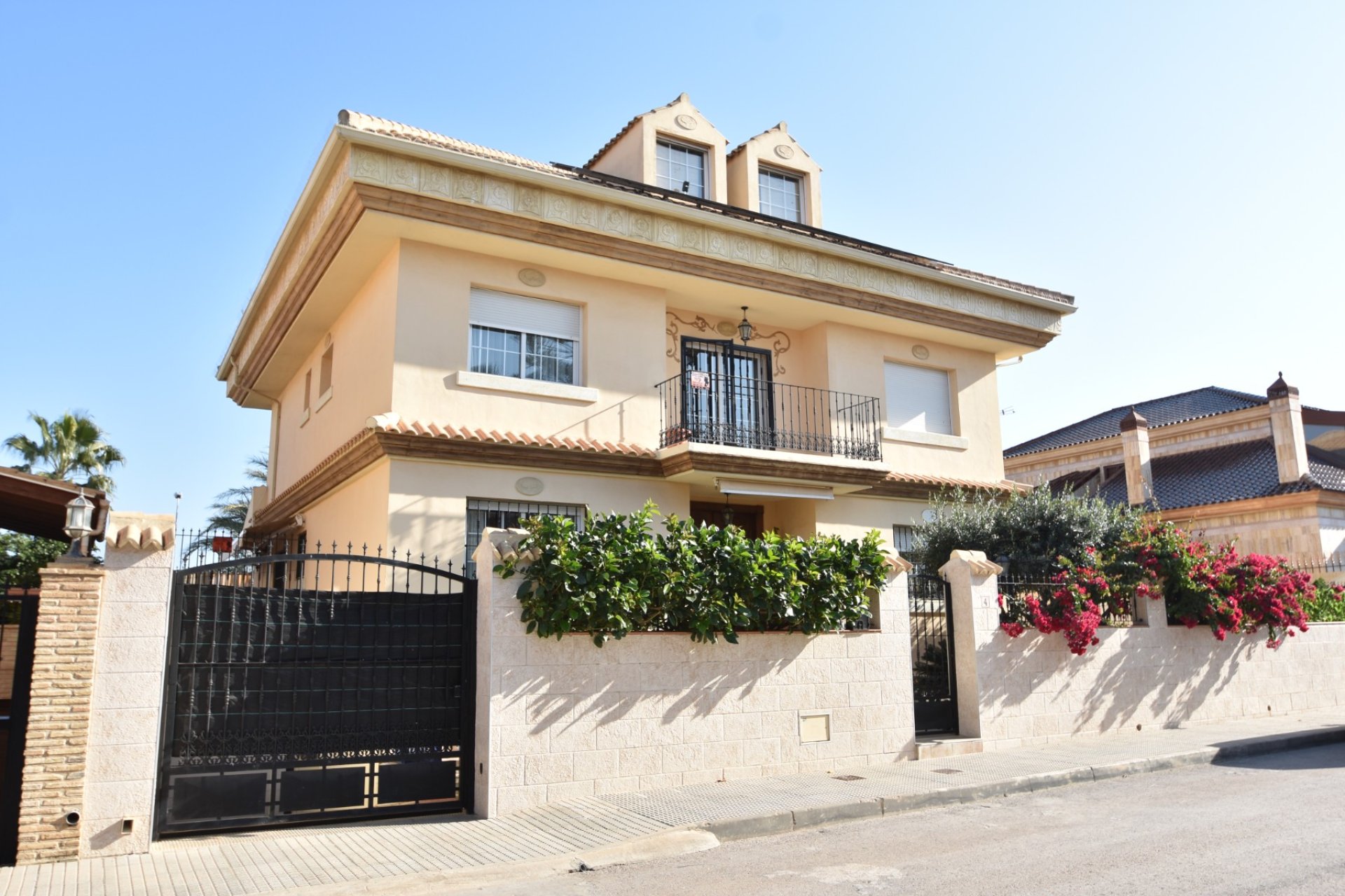 Resale - Villa -
Almoradí