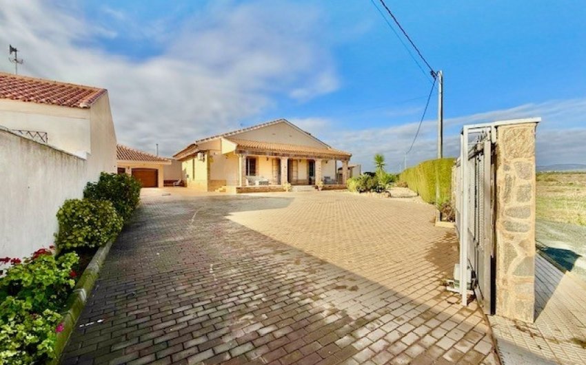 Resale - Villa -
Avileses - Inland
