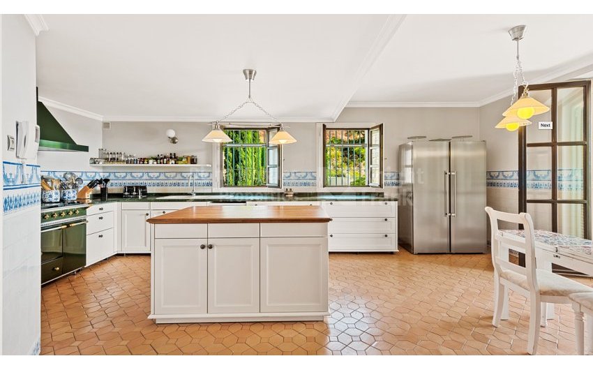 Resale - Villa -
Benahavis