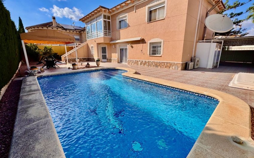 Resale - Villa -
Benferri