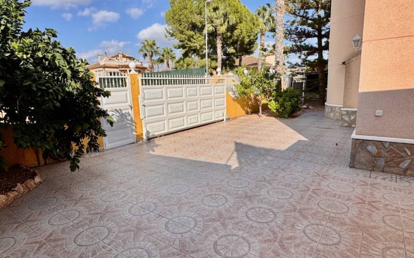 Resale - Villa -
Benferri