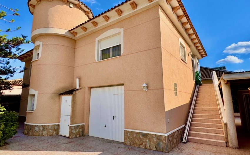 Resale - Villa -
Benferri